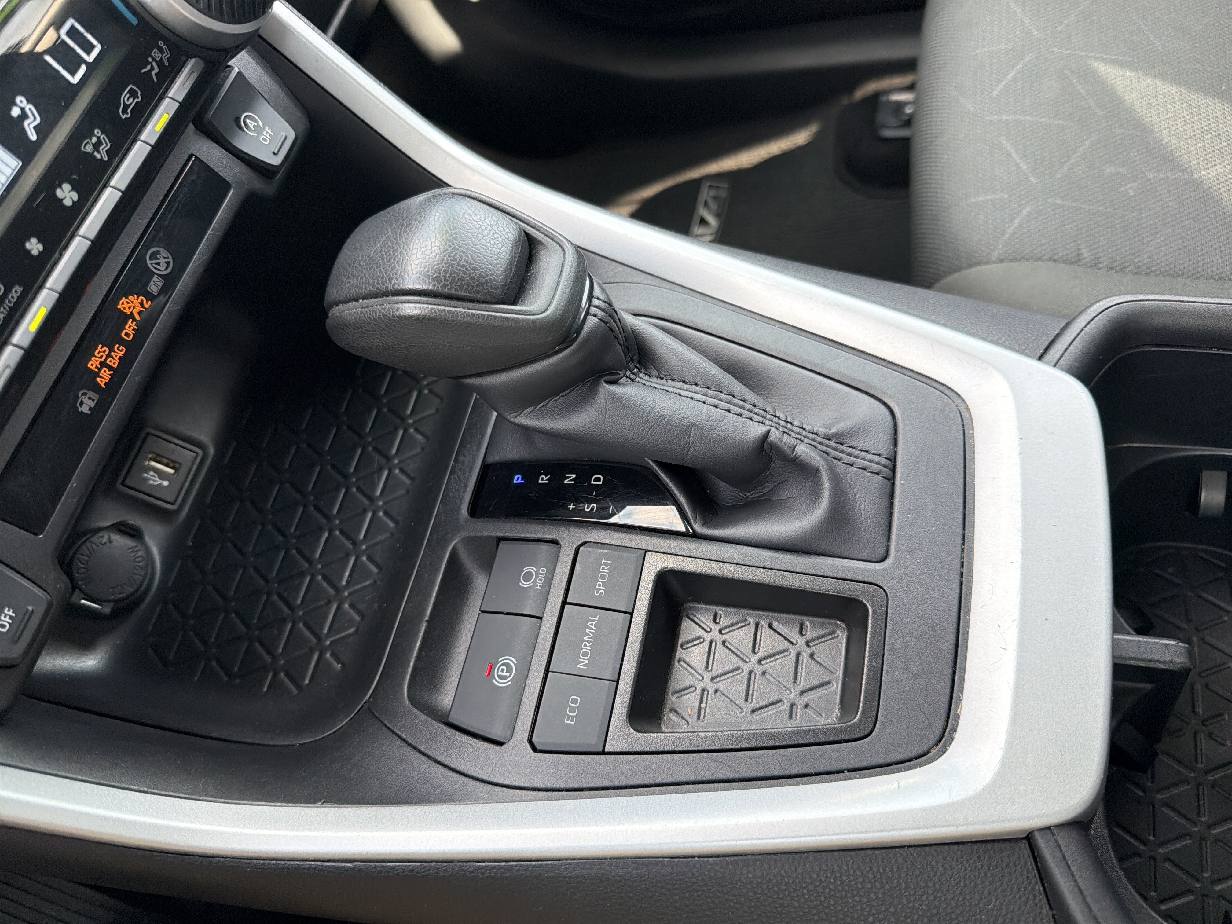 Certified 2025 Toyota RAV4 XLE FWD image 9