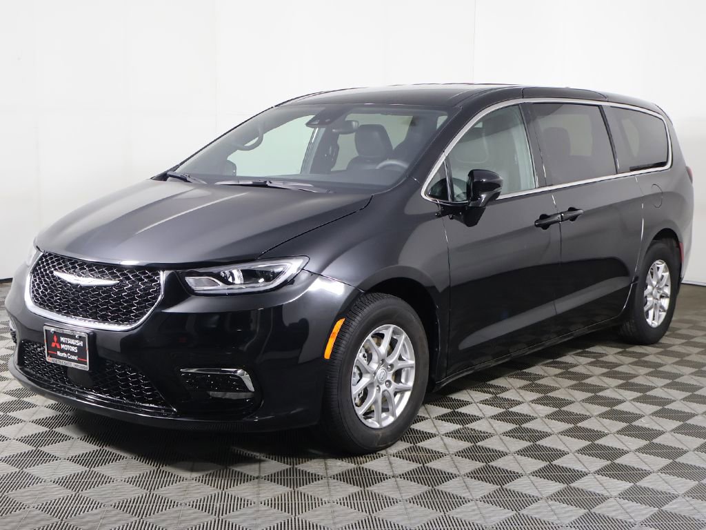 Used 2025 Chrysler Pacifica Select image 17