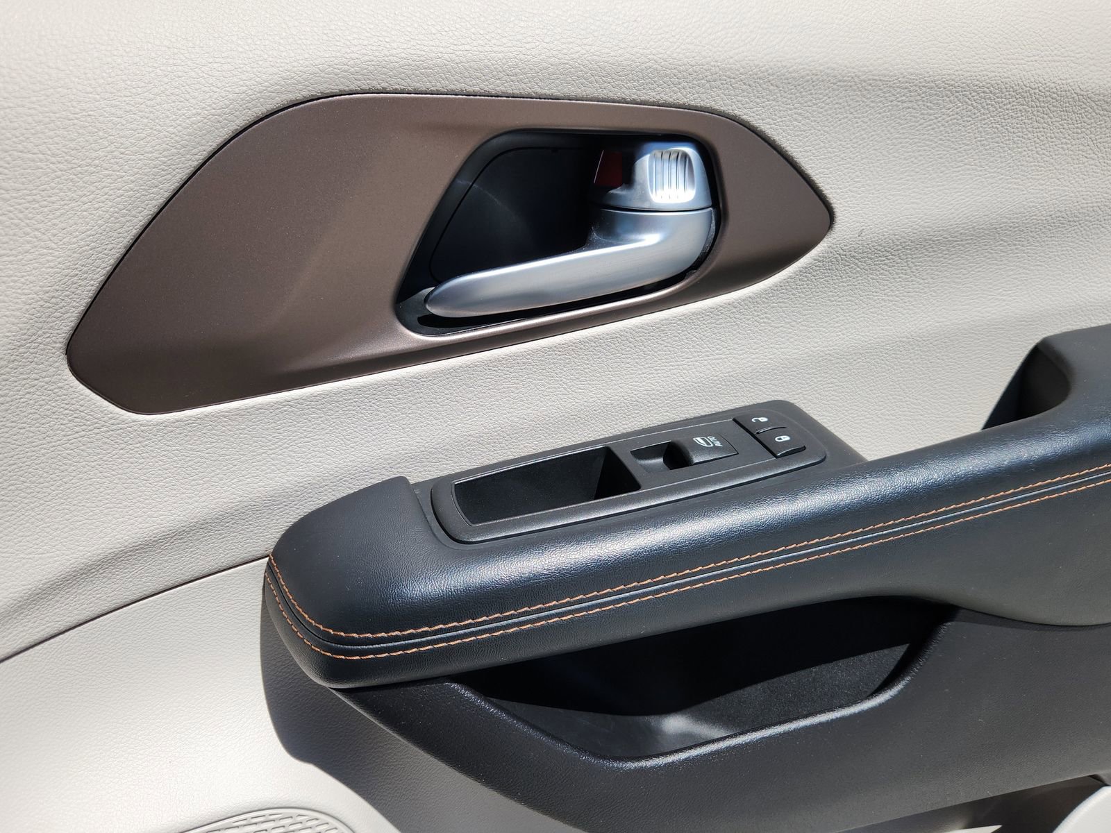 Used 2017 Chrysler Pacifica Touring-L FWD image 14