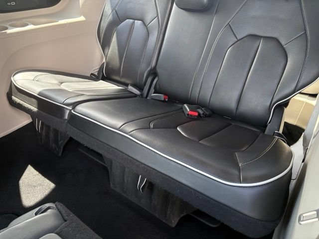 Used 2023 Chrysler Pacifica Limited FWD image 15