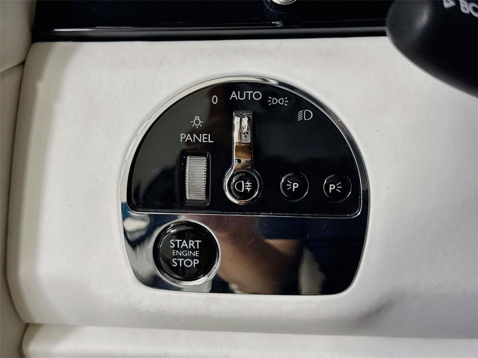 Used 2025 Rolls-Royce Cullinan AWD/4WD image 25