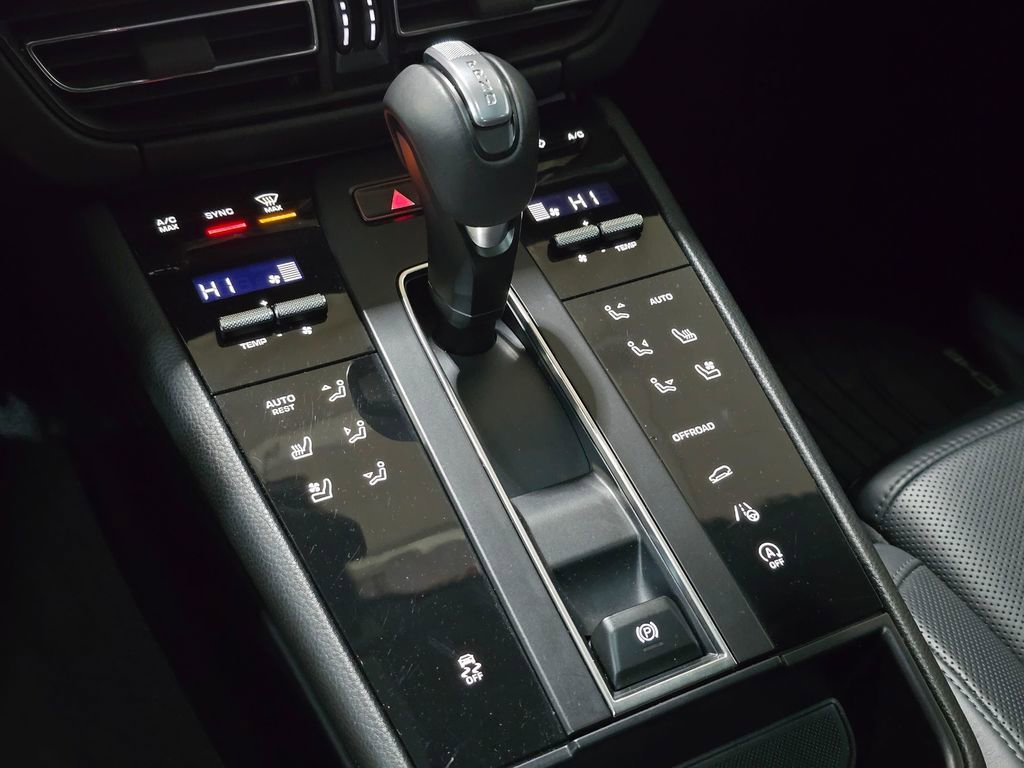 Used 2024 Porsche Macan image 16