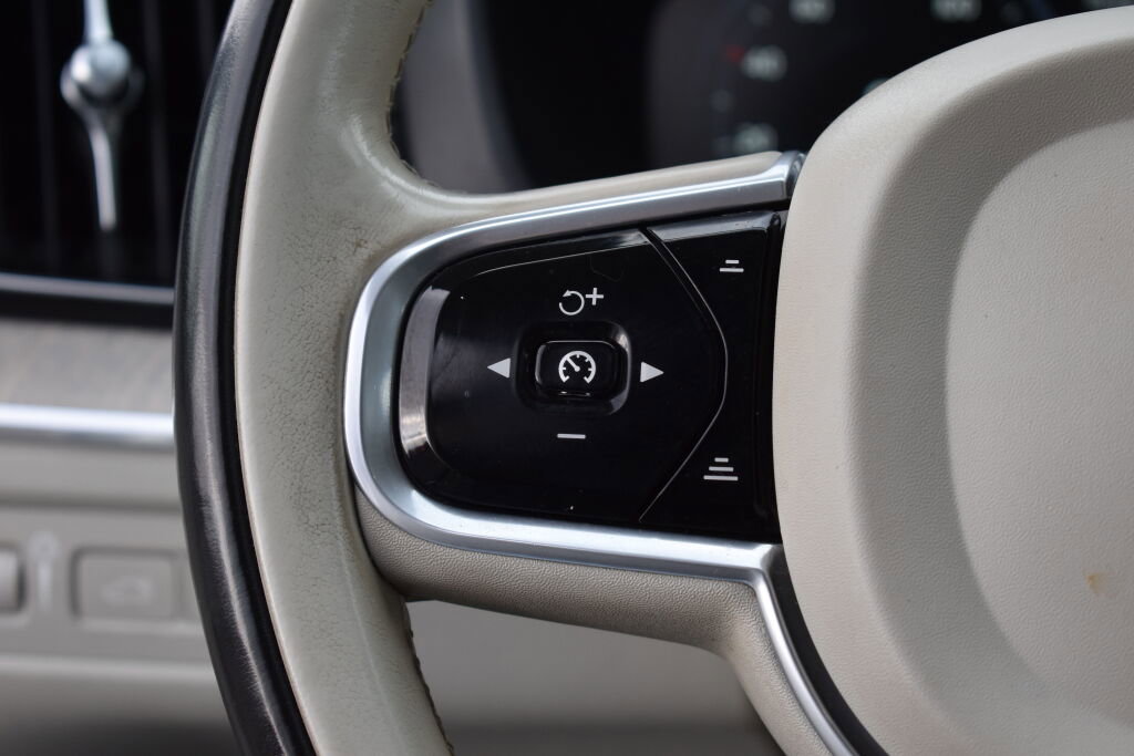 Used 2018 Volvo XC60 T8 Inscription w/ Vision Package image 21