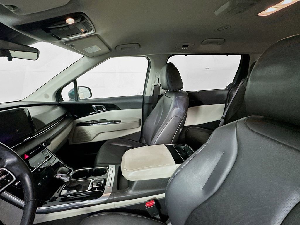 Used 2022 Kia Carnival EX image 22