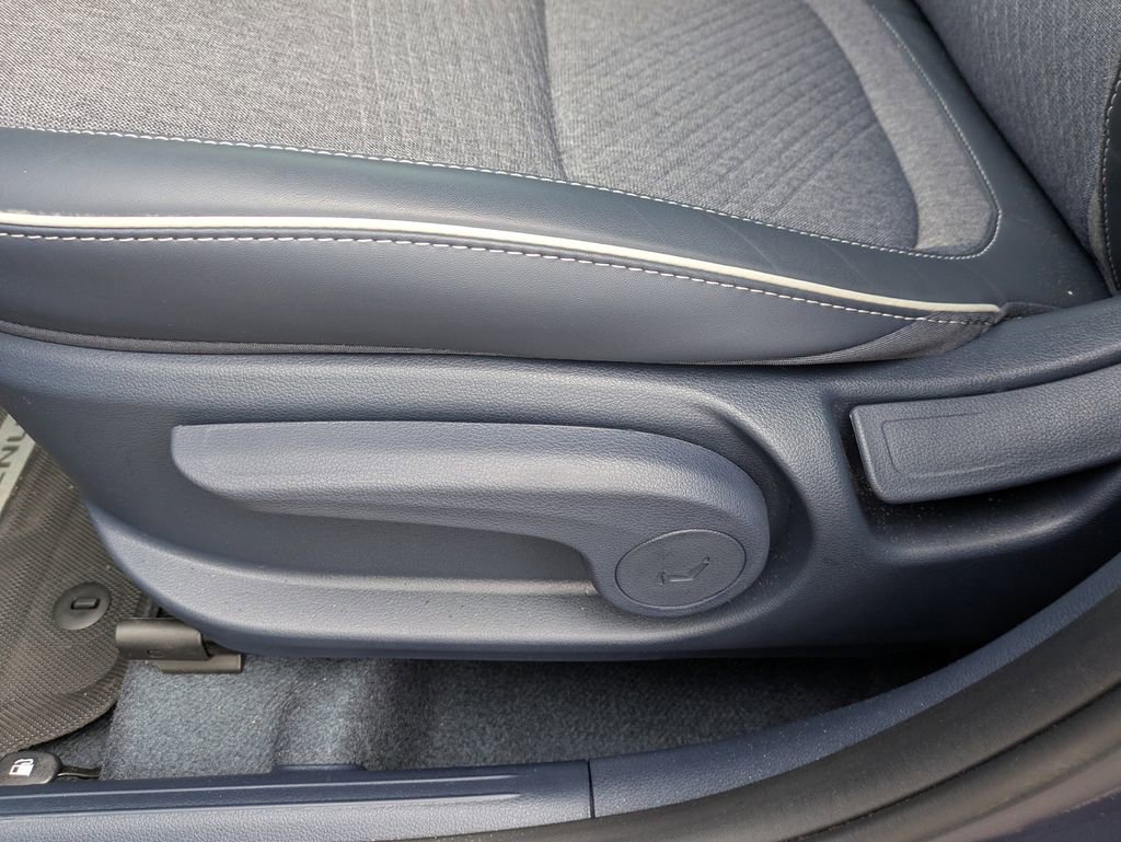 Certified 2025 Hyundai Venue Limited image 19