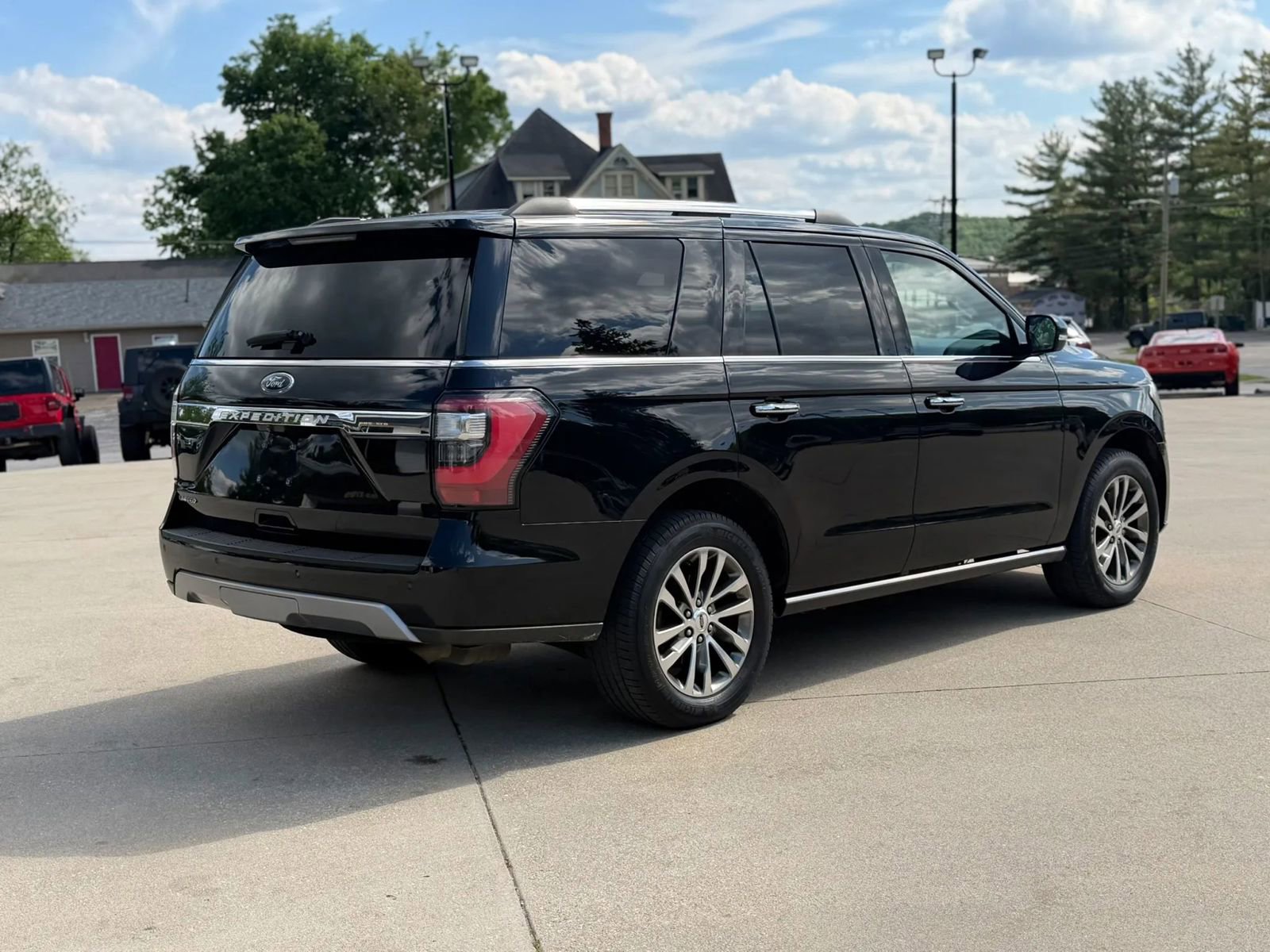 Used 2018 Ford Expedition Limited AWD/4WD image 2