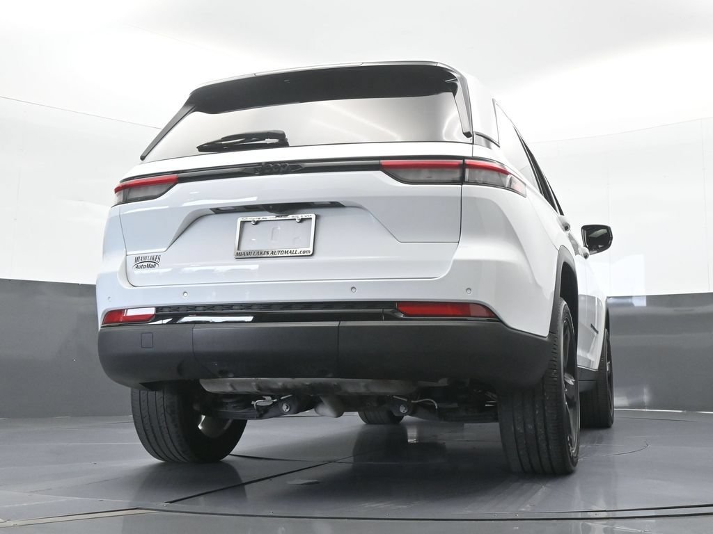 Used 2024 Jeep Grand Cherokee Altitude RWD image 57