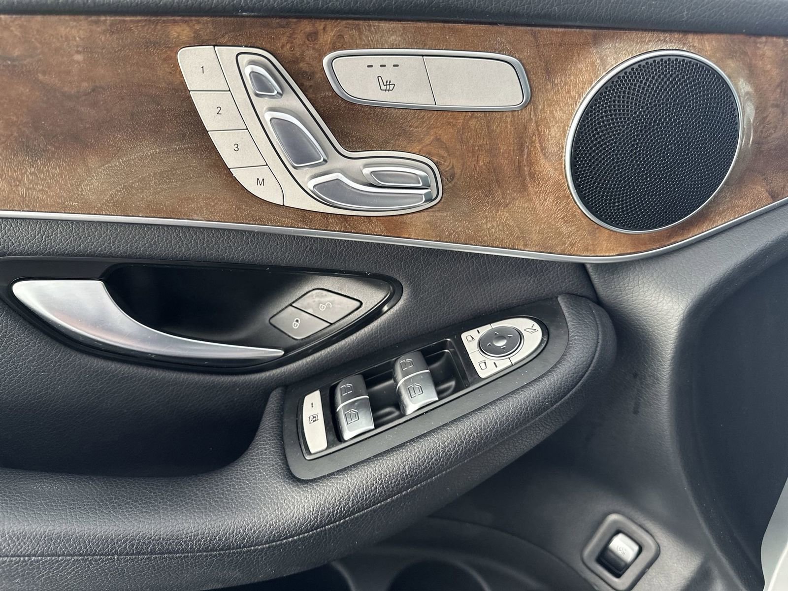 Used 2018 Mercedes-Benz GLC 300 4MATIC w/ Premium Package image 17