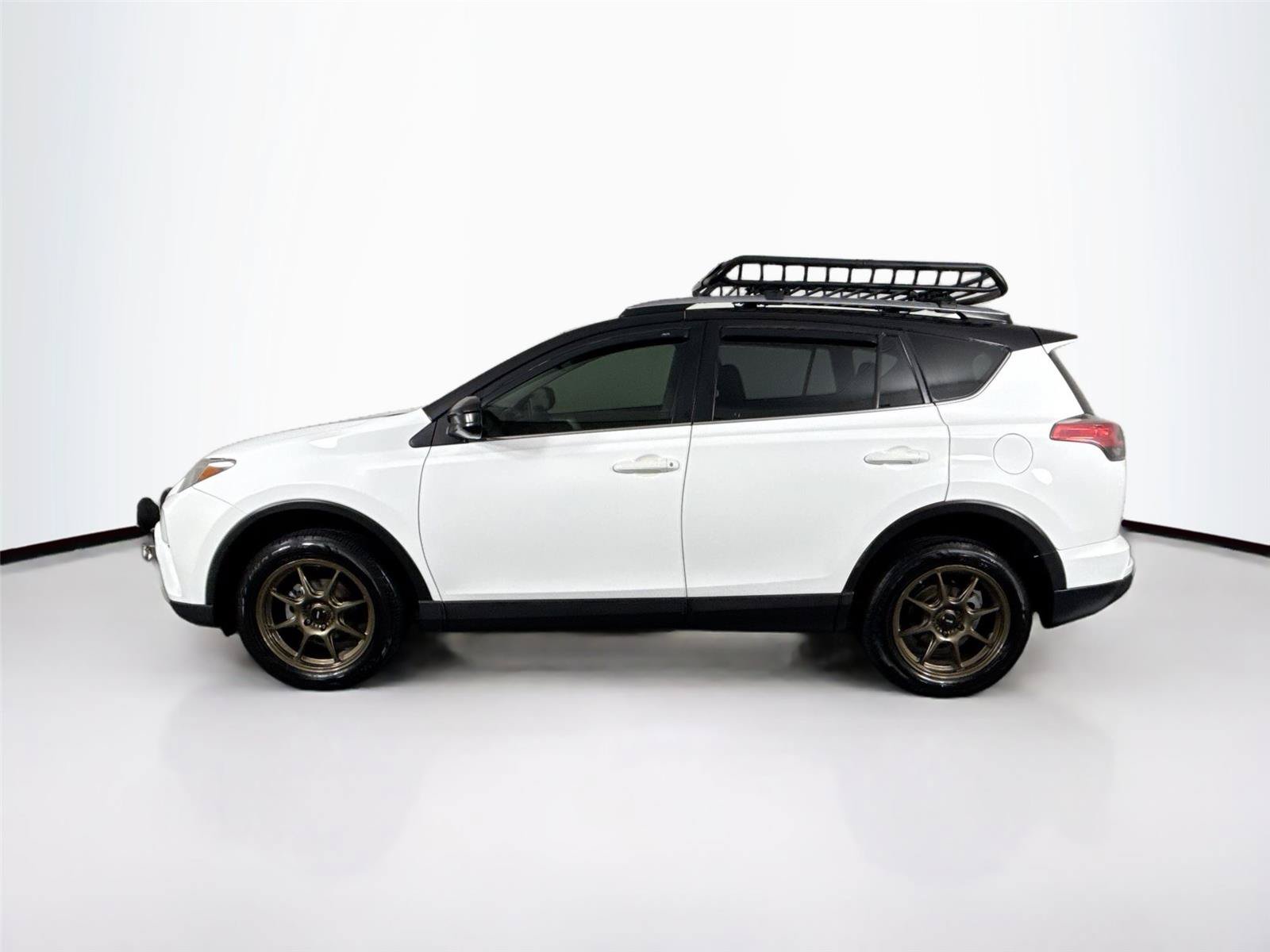 Used 2018 Toyota RAV4 LE FWD image 12