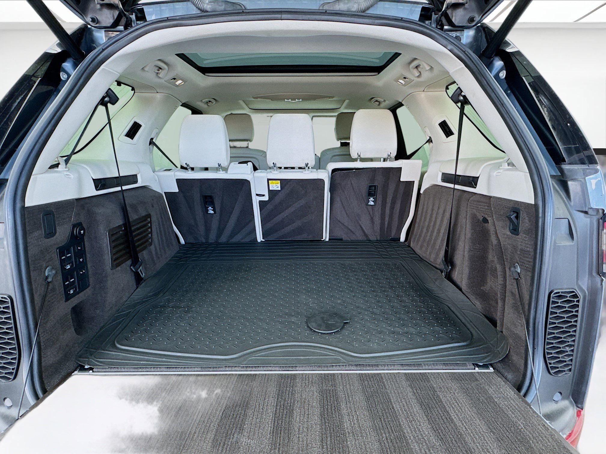 Used 2018 Land Rover Discovery HSE image 18