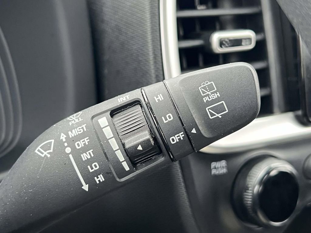 Certified 2023 Hyundai Venue SE FWD image 23