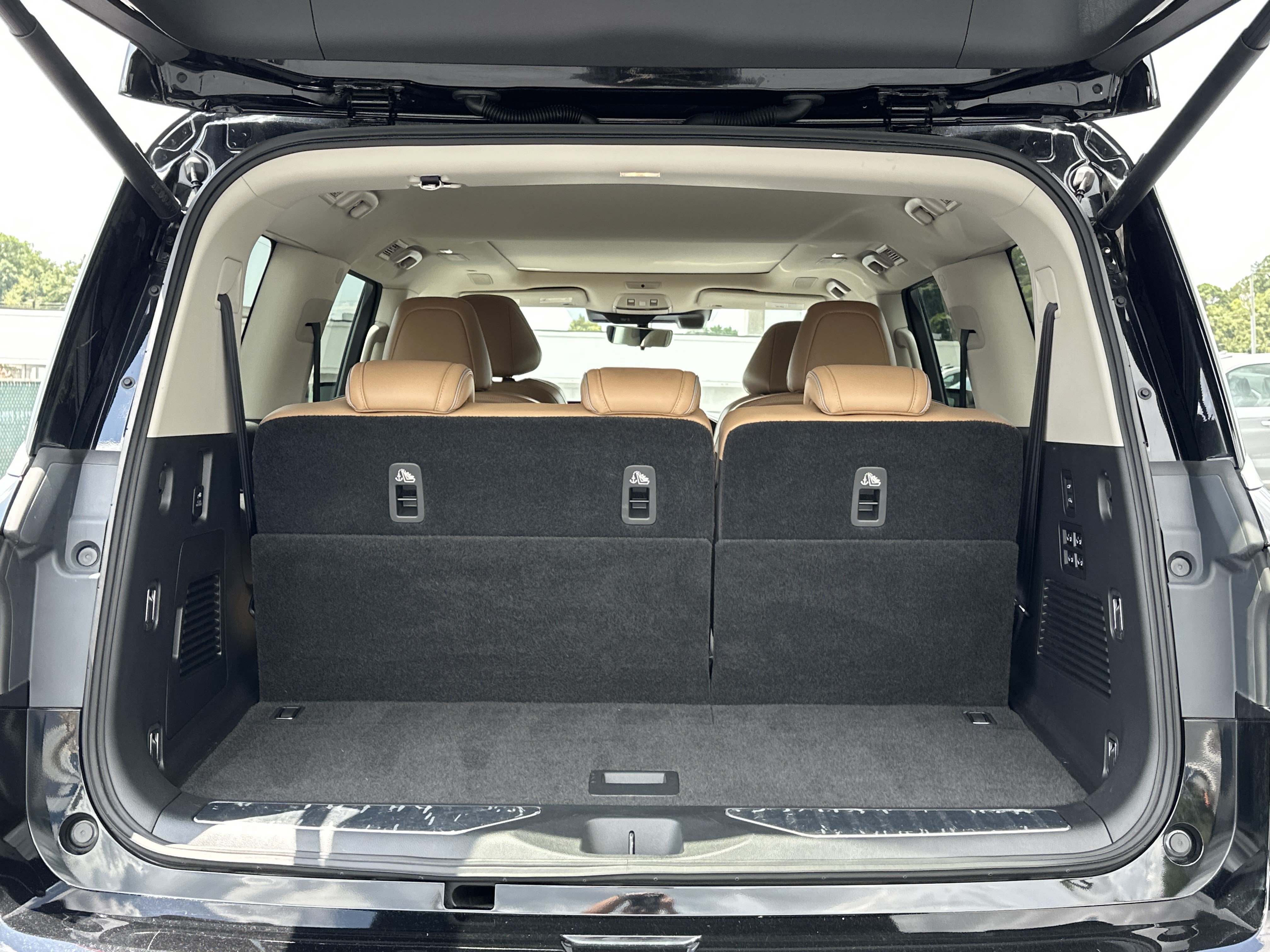 Used 2025 INFINITI QX80 Sensory AWD/4WD image 14