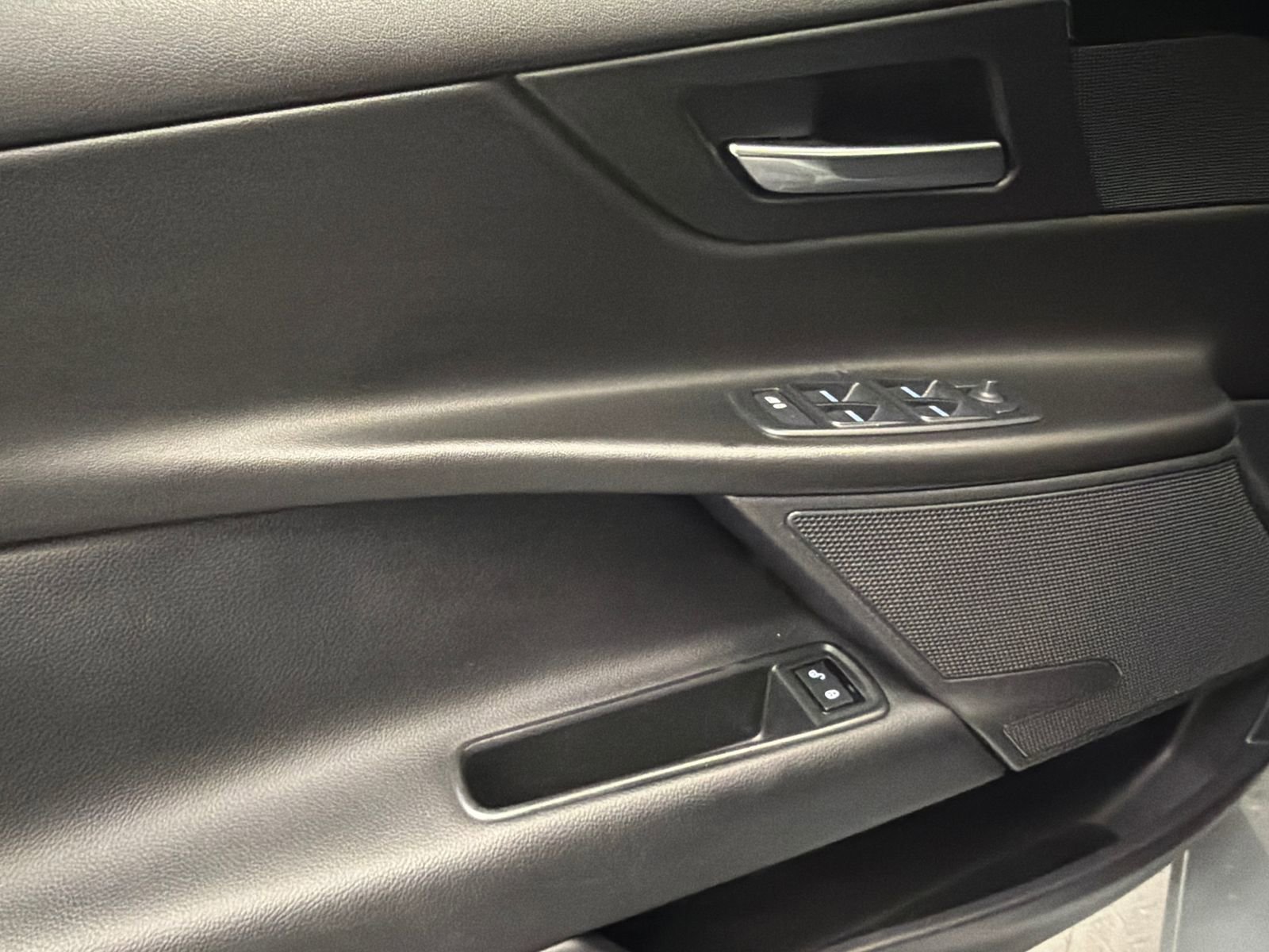 Used 2018 Jaguar XE Premium image 30