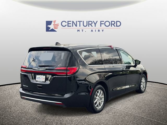 Used 2025 Chrysler Pacifica Select FWD image 2