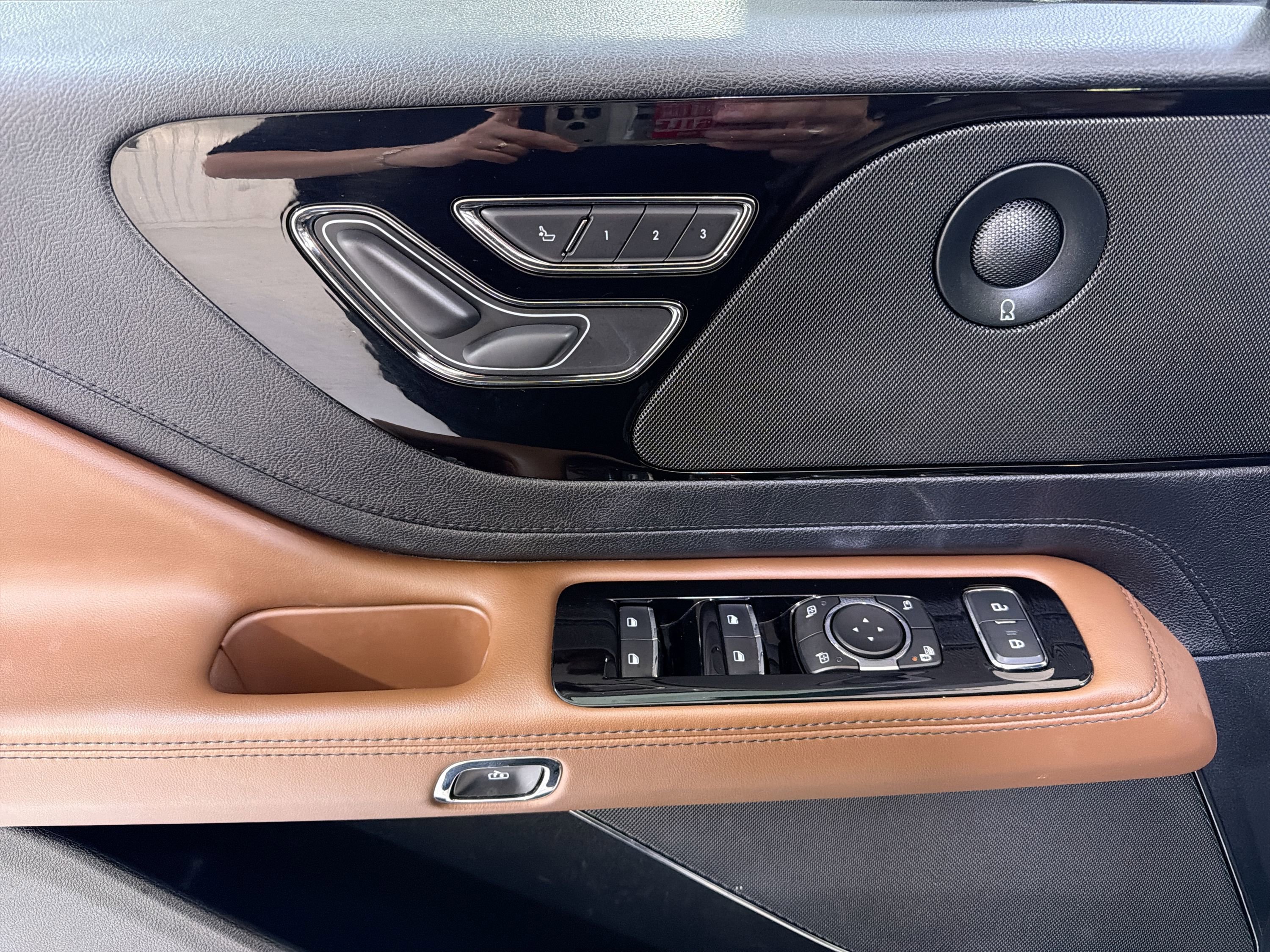 Used 2023 Lincoln Aviator Reserve w/ Equipment Group 201A RWD image 12
