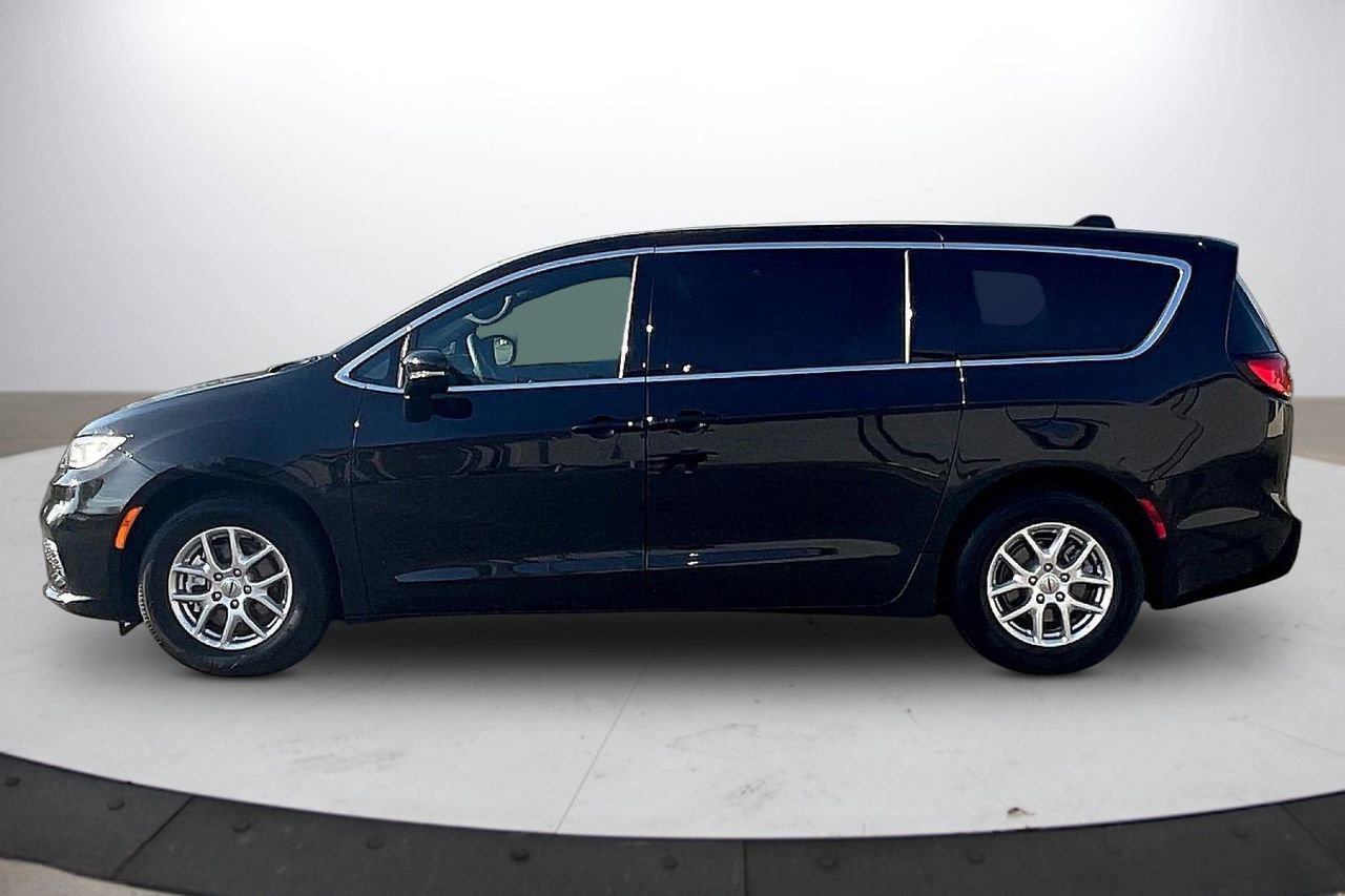 Used 2025 Chrysler Pacifica Select image 6