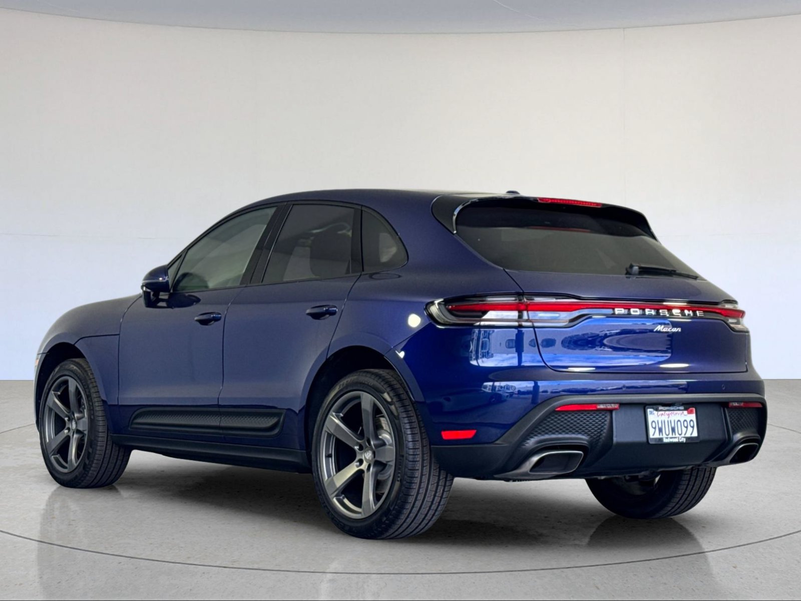 Certified 2026 Porsche Macan AWD/4WD image 3