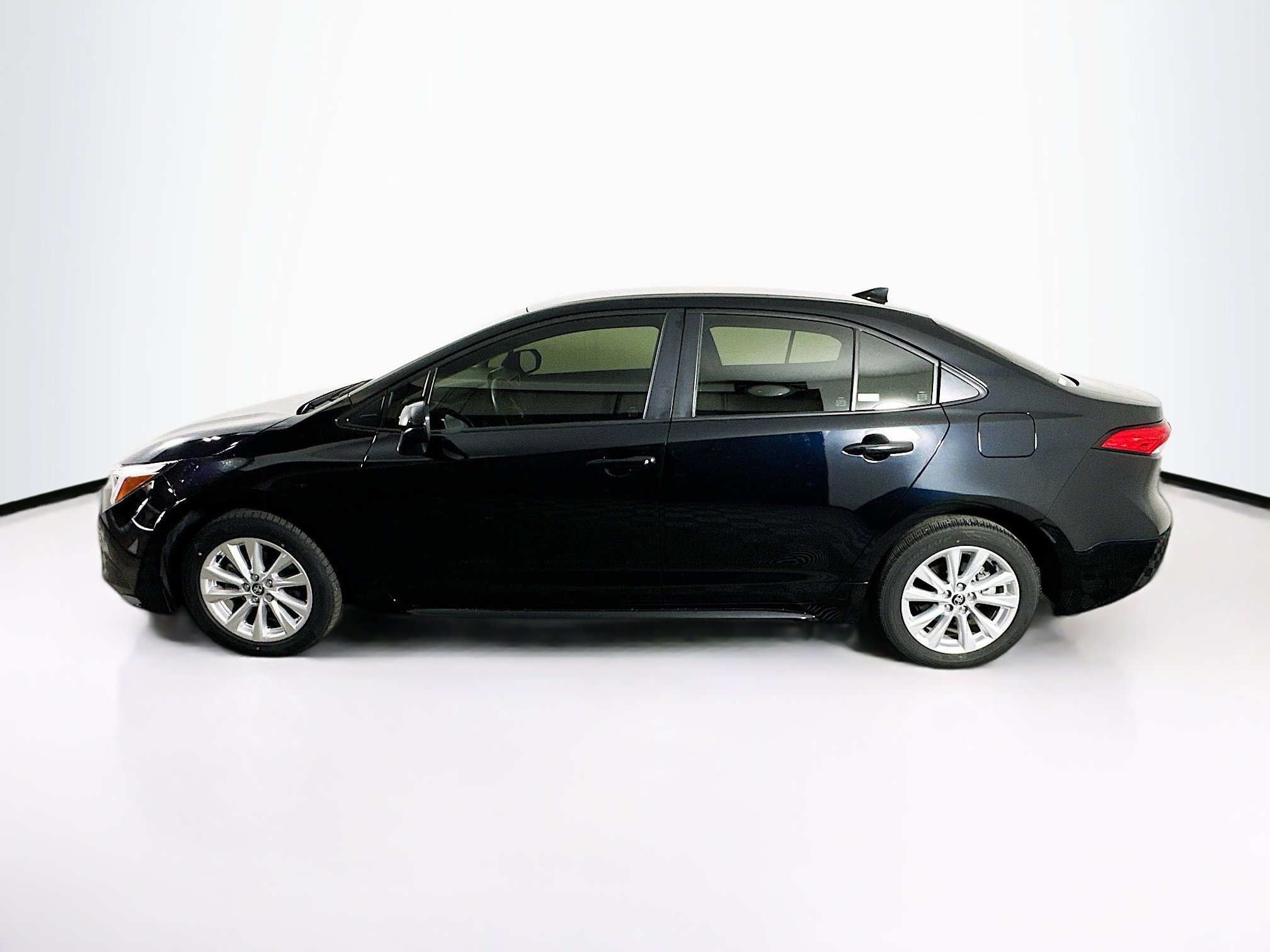 Used 2024 Toyota Corolla LE w/ LE Convenience Package image 4