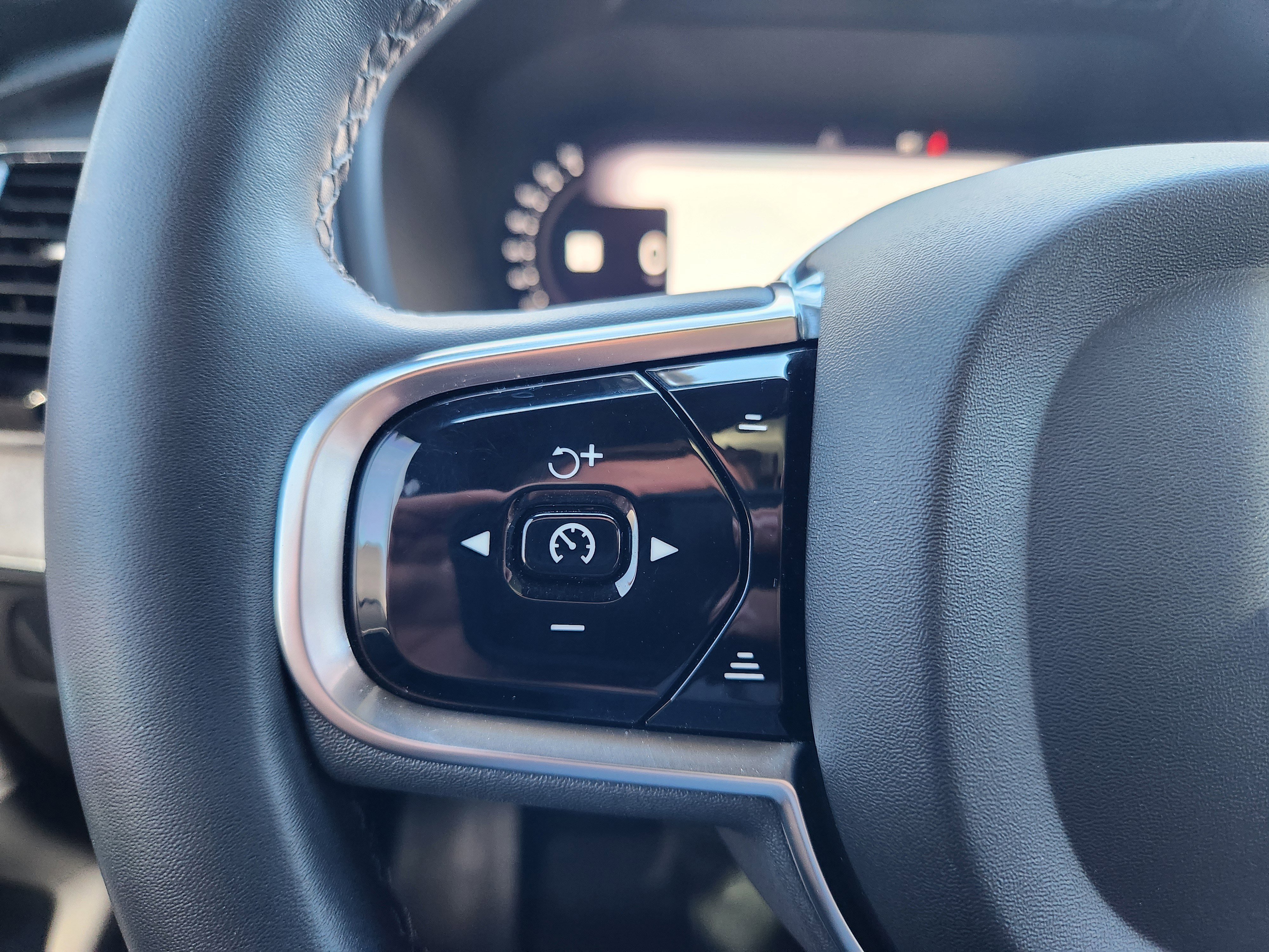 Certified 2024 Volvo XC90 T8 Ultimate w/ Protection Package Premier image 19