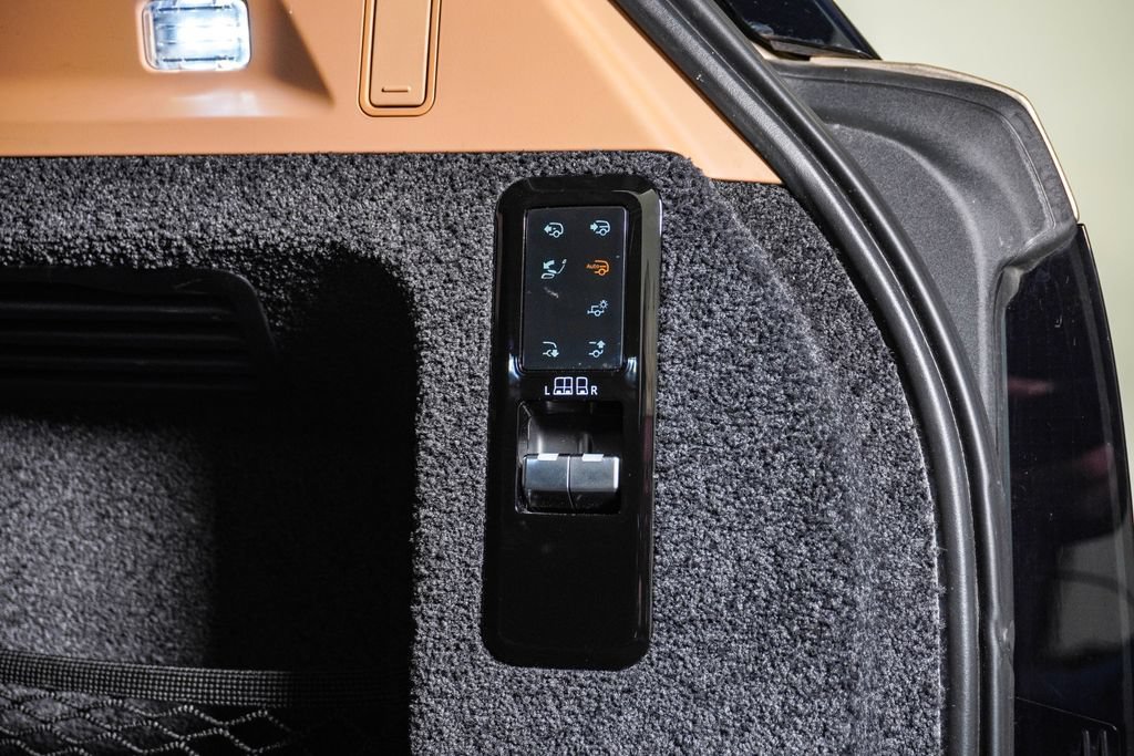 Used 2023 Land Rover Range Rover SV AWD/4WD image 38
