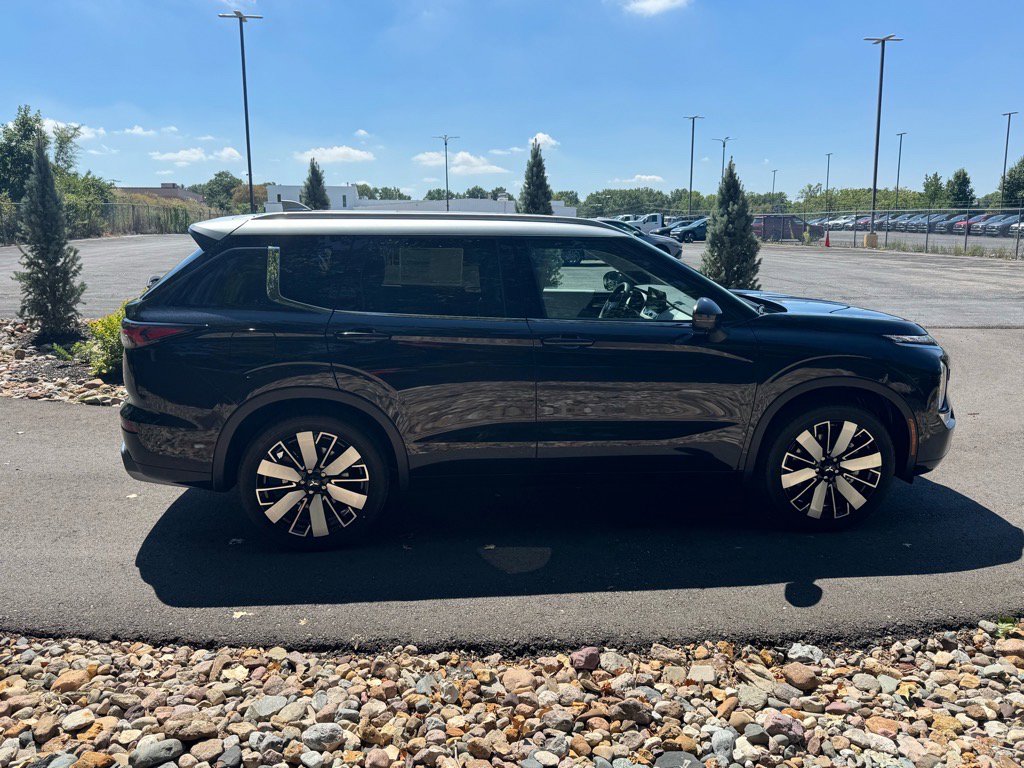 Used 2025 Mitsubishi Outlander AWD image 6