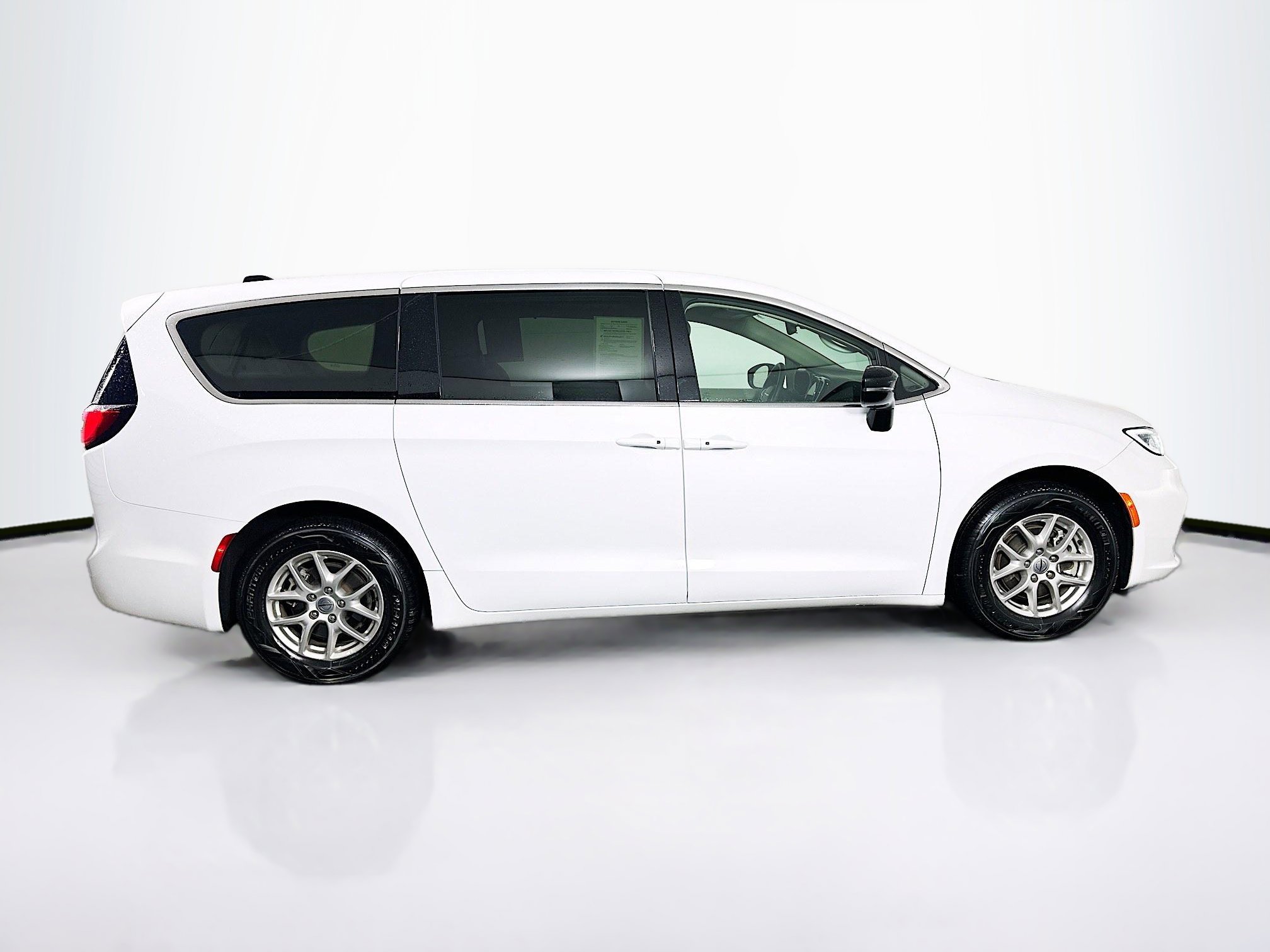 Used 2024 Chrysler Pacifica Touring-L FWD image 10