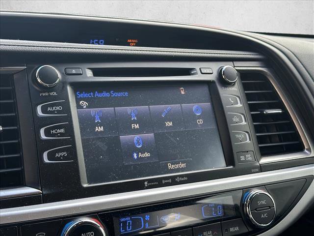 Used 2019 Toyota Highlander SE w/ Phone Cable & Charge Package image 13