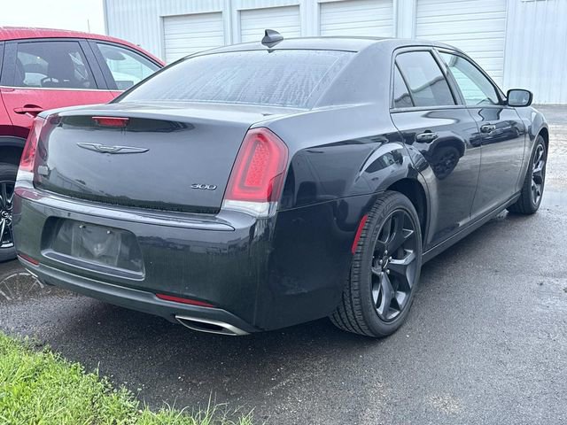 Used 2022 Chrysler 300 Touring w/ Sport Appearance Package image 4