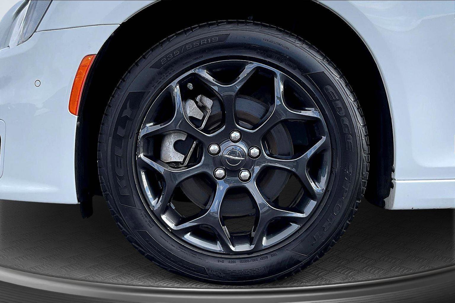 Used 2023 Chrysler 300 Touring L image 9