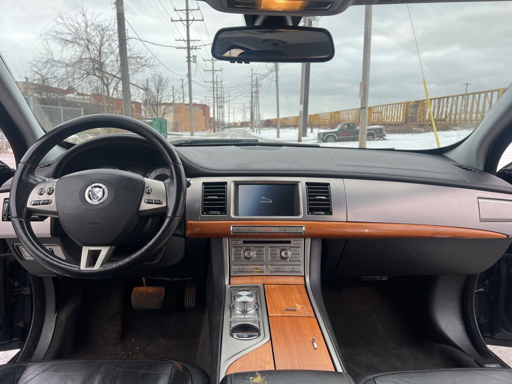 Used 2010 Jaguar XF Luxury image 9