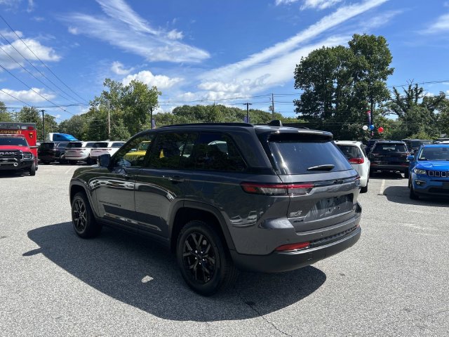 Used 2024 Jeep Grand Cherokee Altitude AWD/4WD image 5