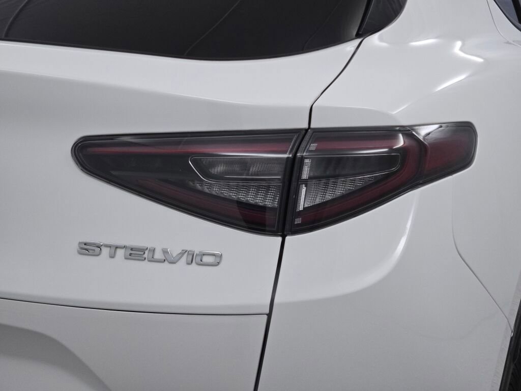 Used 2024 Alfa Romeo Stelvio Veloce image 13
