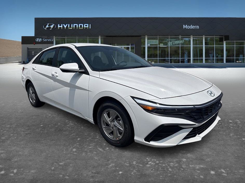 New 2026 Hyundai Elantra SE FWD image 2