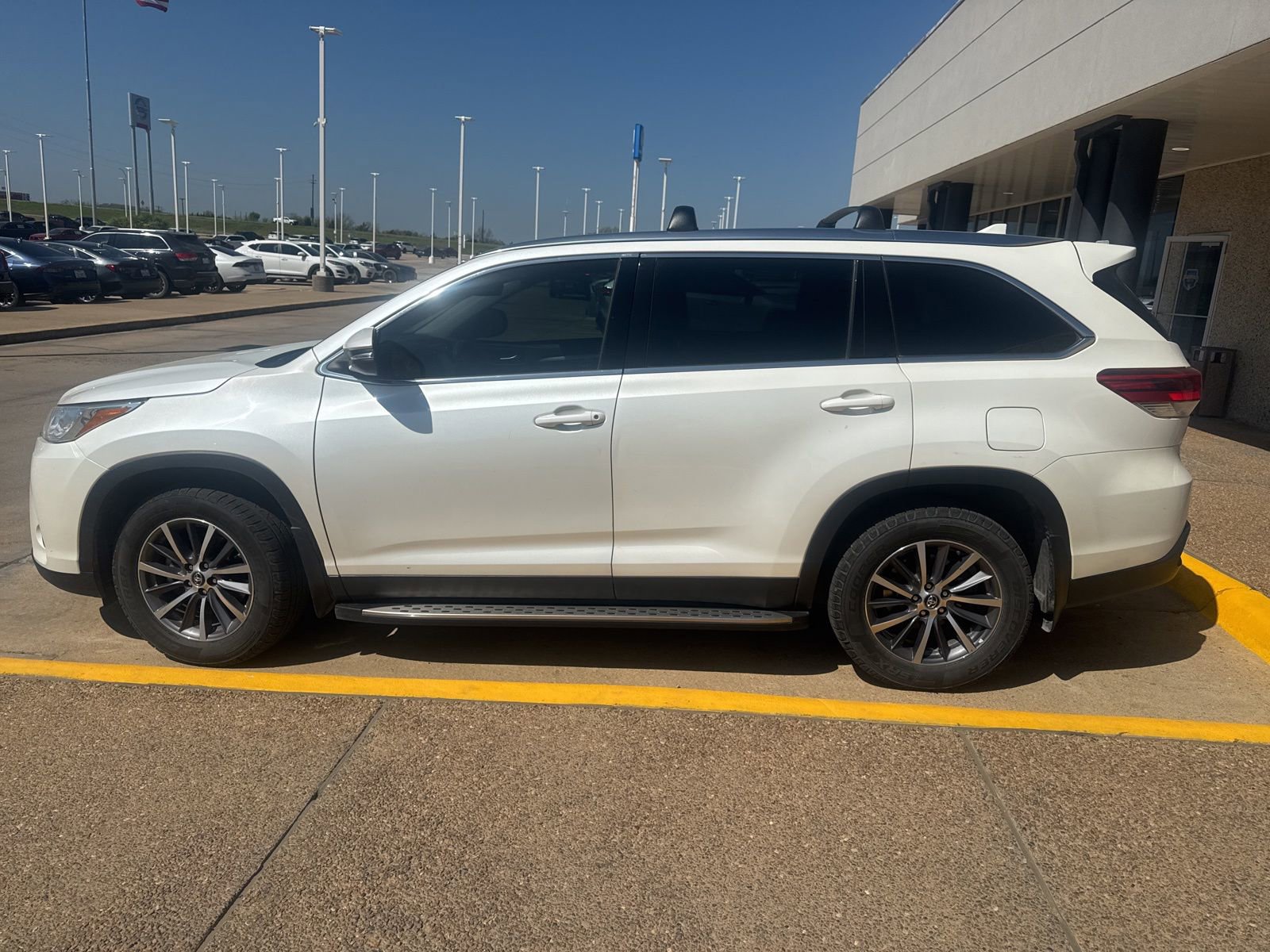 Used 2019 Toyota Highlander XLE image 4