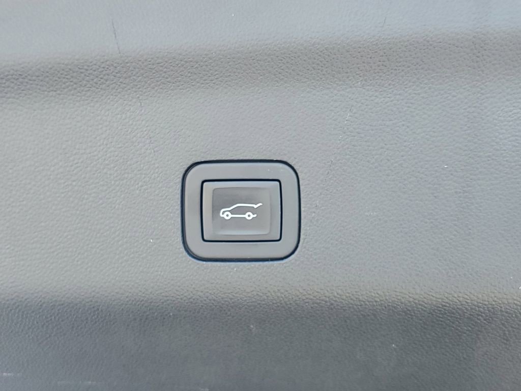 Used 2024 GMC Yukon XL SLT w/ SLT Luxury Package image 10