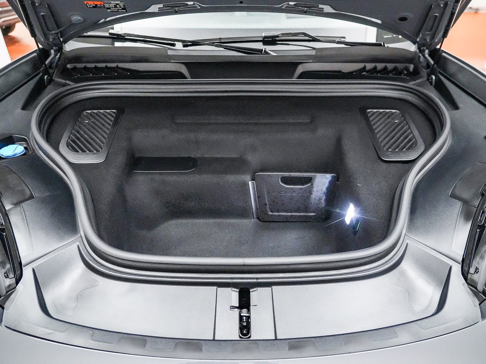 Certified 2025 Porsche Macan 4S Electric AWD/4WD image 29