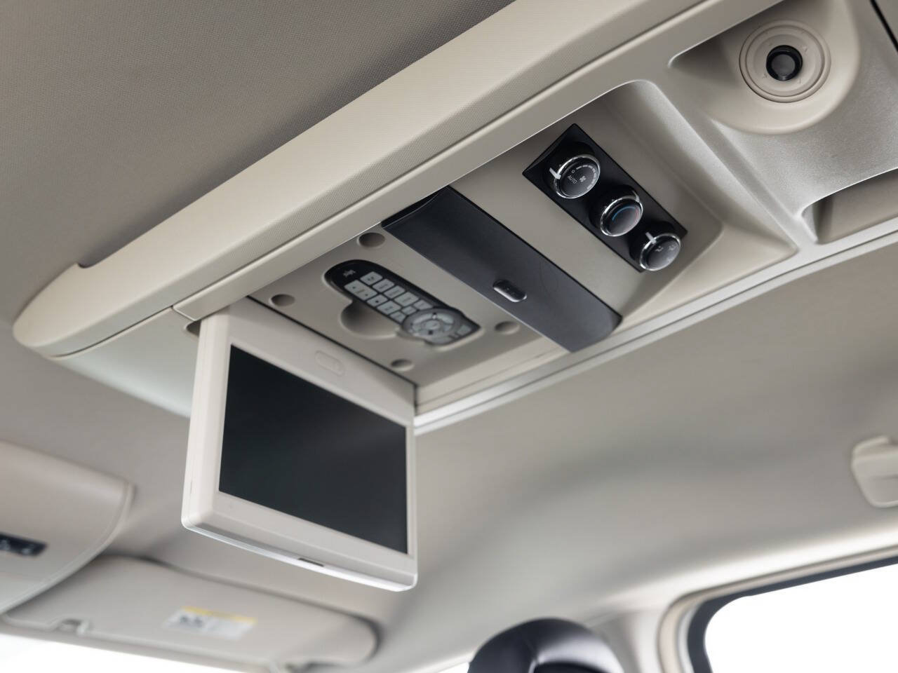 Used 2013 Chrysler Town & Country Touring FWD image 33