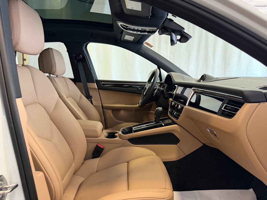 Used 2026 Porsche Macan AWD/4WD image 16