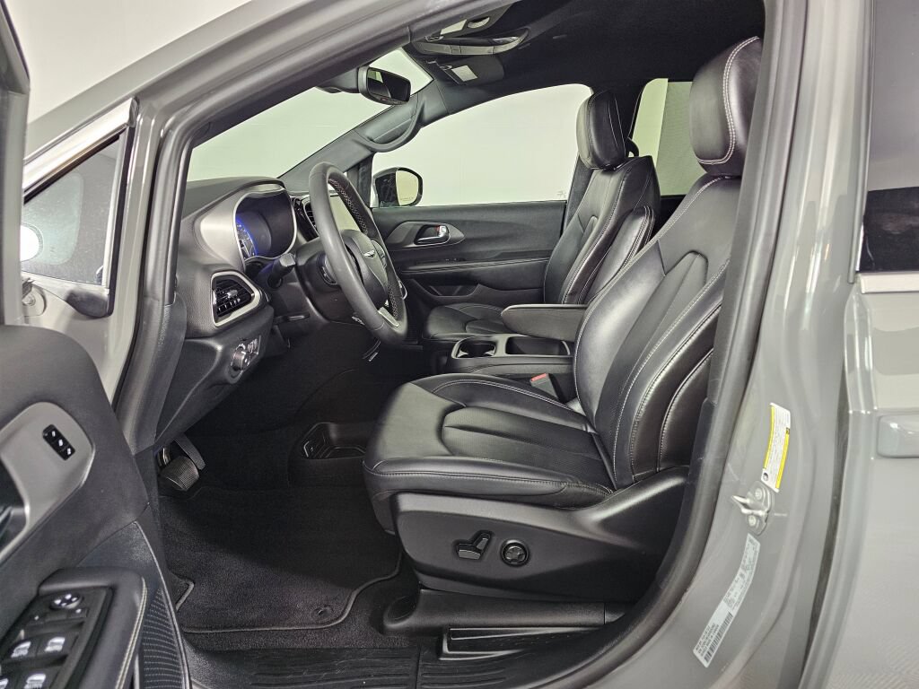 Used 2025 Chrysler Pacifica Select FWD image 31