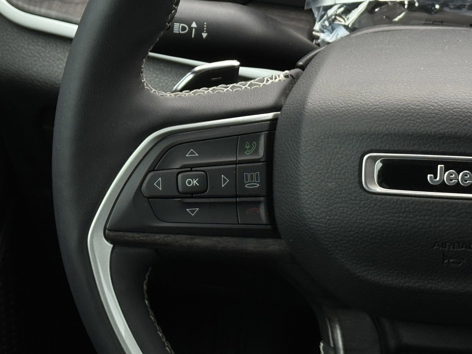 Used 2023 Jeep Grand Cherokee Limited w/ Black Appearance Package AWD/4WD image 16