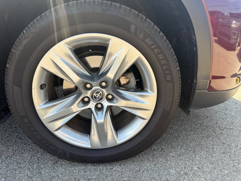 Used 2017 Toyota Highlander Limited AWD/4WD image 16