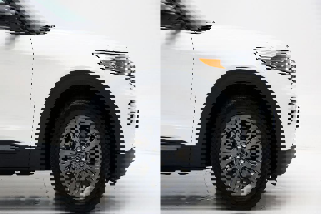 Used 2023 Ford Explorer XLT w/ Equipment Group 202A image 4