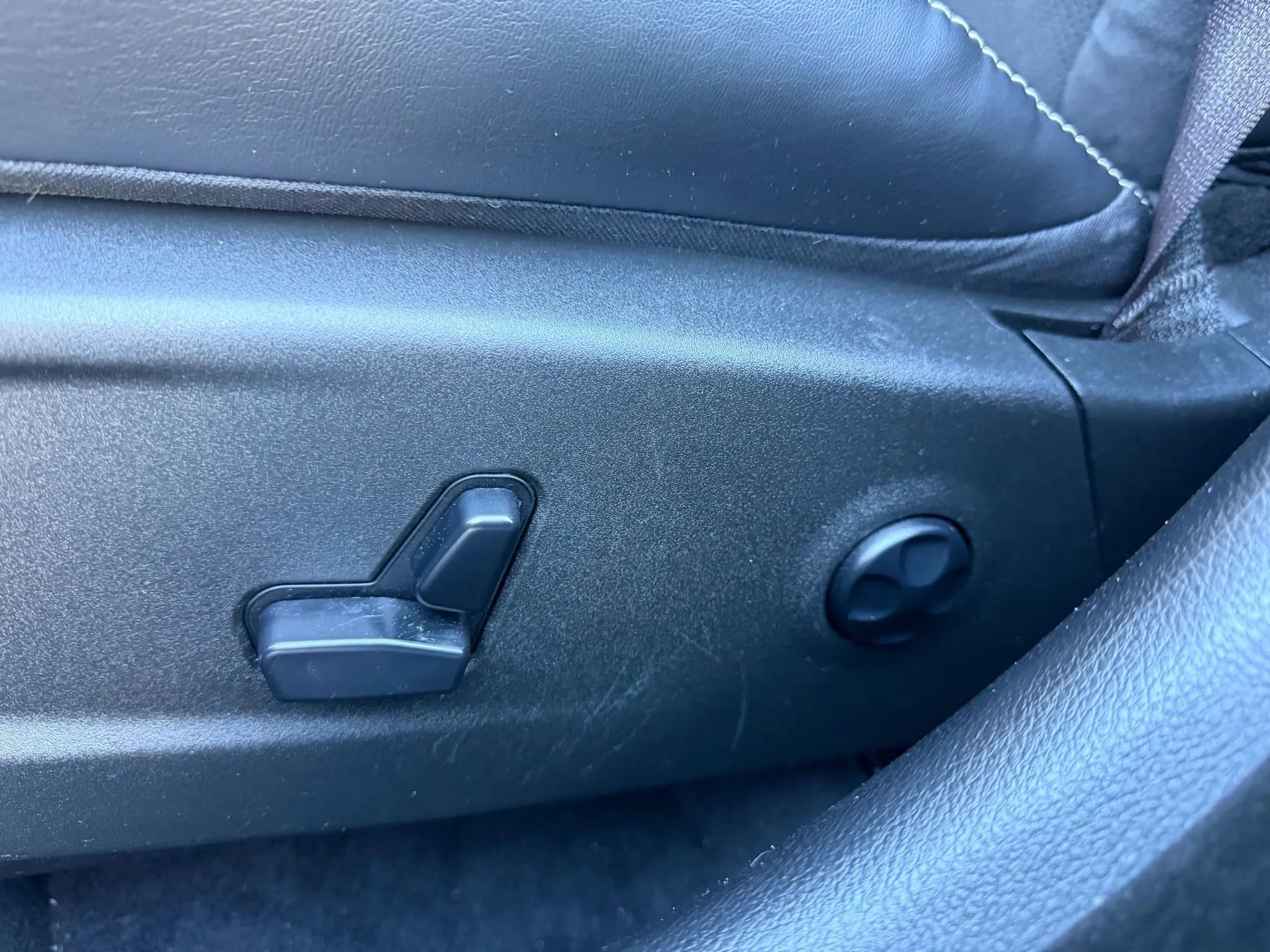 Used 2016 Dodge Charger SRT w/ Technology Group image 31