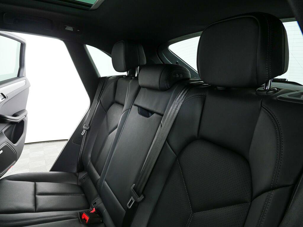 Certified 2026 Porsche Macan AWD/4WD image 22