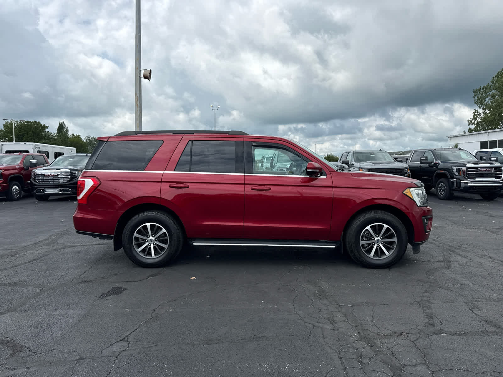 Used 2018 Ford Expedition XLT w/ Equipment Group 202A AWD/4WD image 5