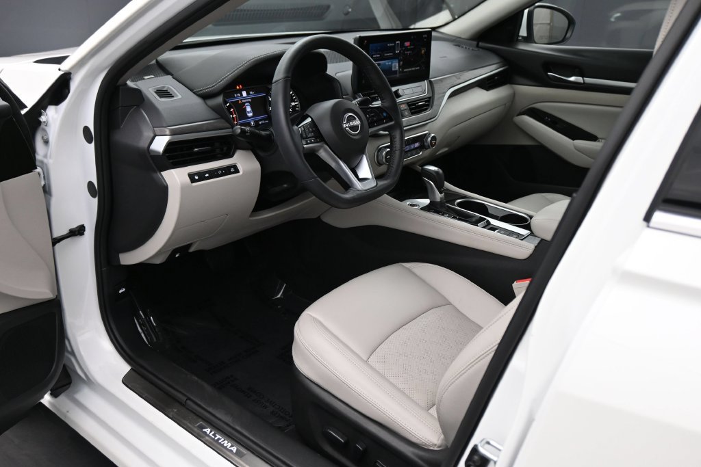Used 2024 Nissan Altima 2.5 SL FWD image 2
