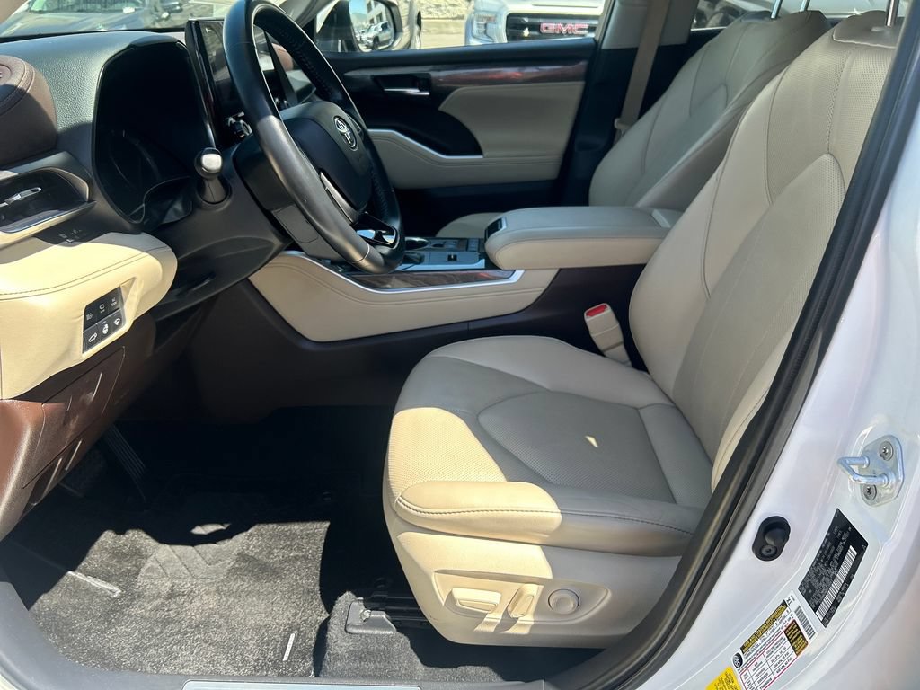 Certified 2021 Toyota Highlander Limited AWD/4WD image 10