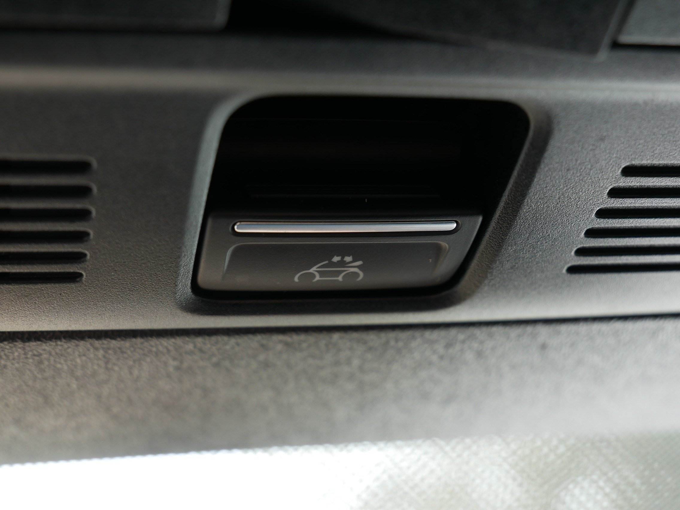 Used 2013 Volkswagen Beetle TDI FWD image 33