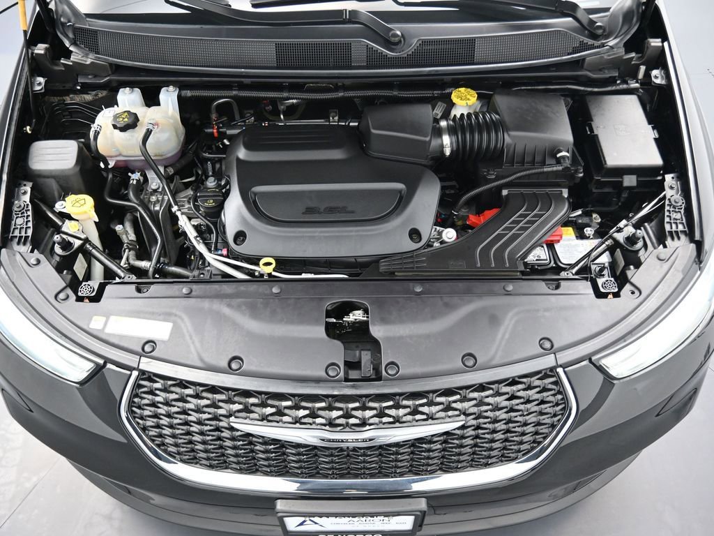 Used 2024 Chrysler Pacifica Touring-L image 13