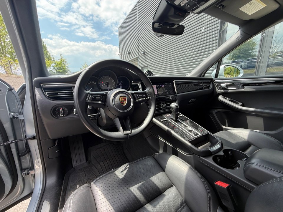 Certified 2022 Porsche Macan S AWD/4WD image 4